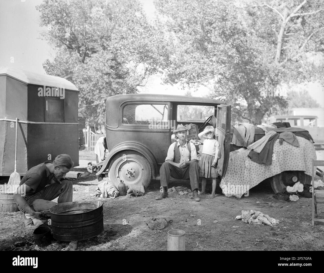 Wandernde Familie im Autocamp. Kalifornien. November 1936. Foto von Dorothea lange. Stockfoto