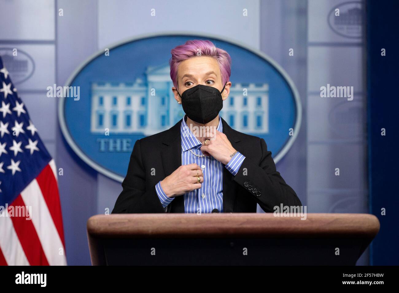 Washington, DC, USA. März 2021, 24th. US-Fußballspieler Megan Rapinoe steht auf dem Podium während eines Besuchs im James Brady Press Briefing Room des Weißen Hauses in Washington, DC, USA, 24. März 2021.Quelle: Michael Reynolds/Pool via CNP Quelle: dpa/Alamy Live News Stockfoto