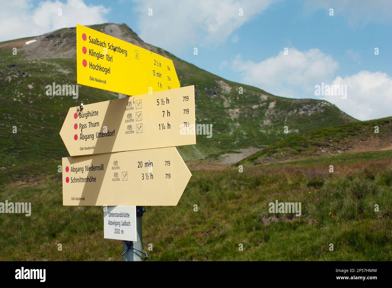 Wegweiser der Wanderwege in der Alp Stockfoto