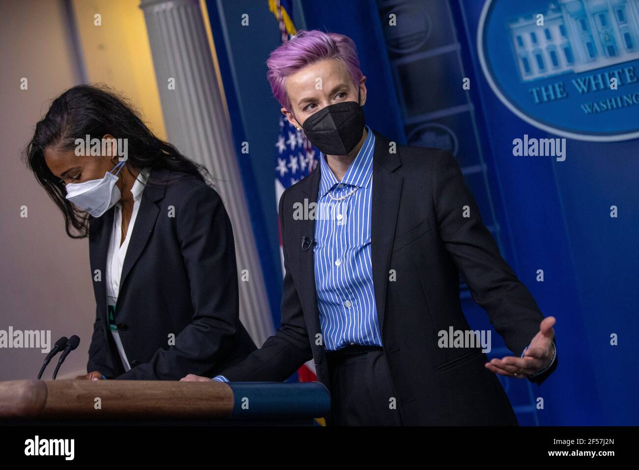 Die amerikanischen Profifußballspieler Megan Rapinoe (R) und Margaret Purce (L) lassen sich vor der Veranstaltung auf dem Podium des Briefing-Raums fotografieren, um den Tag der Entlohnung im State Dining Room des Weißen Hauses in Washington, DC, USA, am 24. März 2021 zu feiern. Equal Pay Day markiert die zusätzliche Zeit, die eine durchschnittliche Frau in den Vereinigten Staaten, um die gleiche Bezahlung zu verdienen, dass ihre männlichen Kollegen aus dem vorherigen Kalenderjahr.Kredit: Michael Reynolds/Pool über CNP/MediaPunch Stockfoto