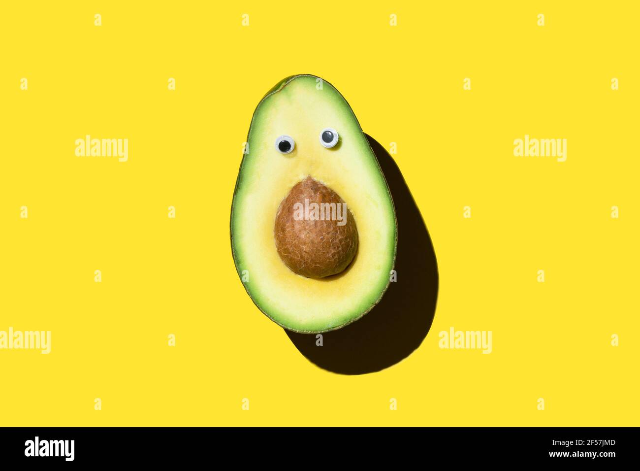 Konzept der Zensur Avocado mit einem Samen und Augen Stockfoto