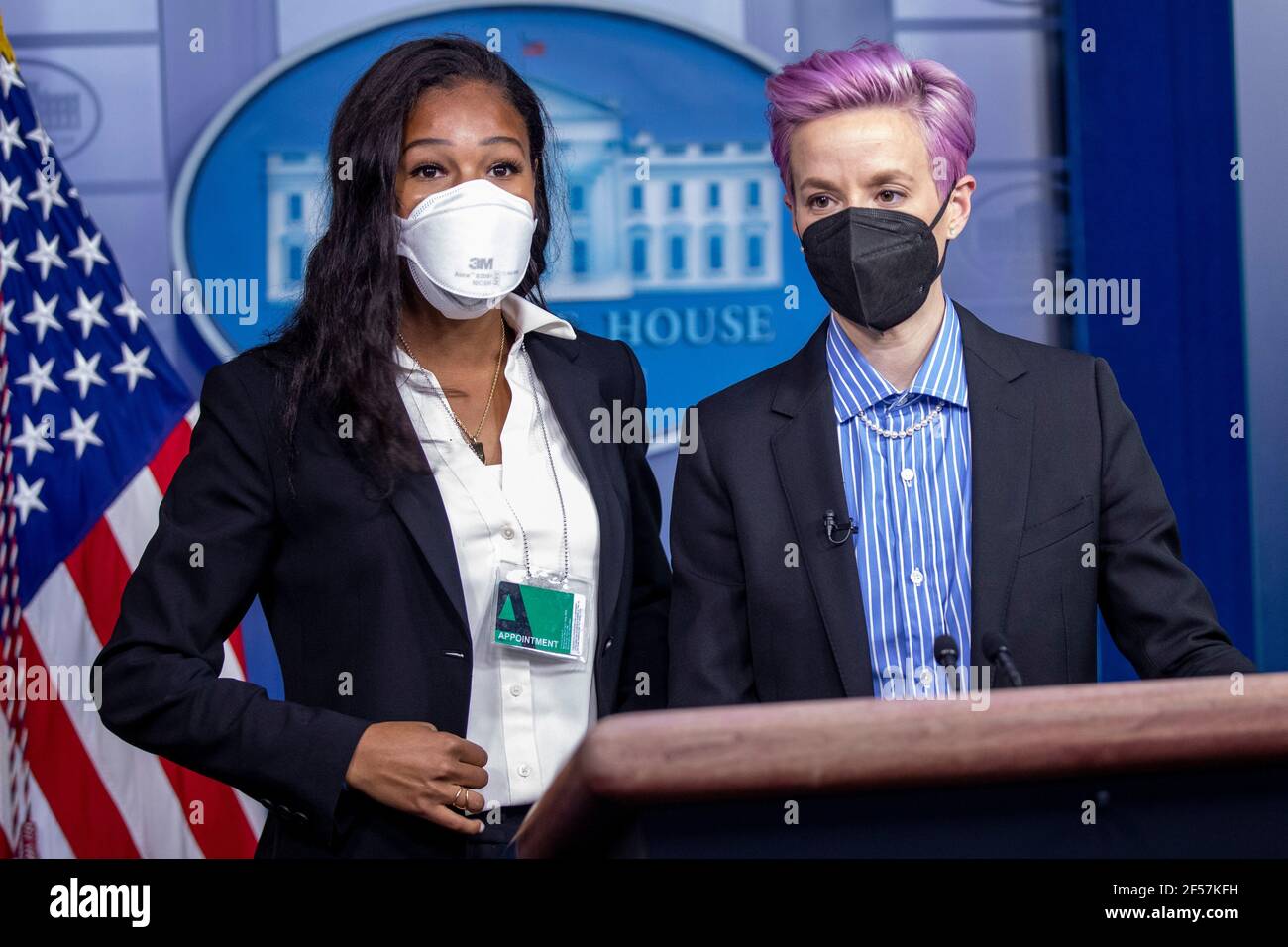 Washington, Usa. März 2021, 24th. Die amerikanischen Profifußballspieler Megan Rapinoe (R) und Margaret Purce (L) lassen sich vor der Veranstaltung auf dem Podium des Briefing-Raums fotografieren, um den Tag der Entlohnung im State Dining Room des Weißen Hauses in Washington, DC, USA, am 24. März 2021 zu feiern. Equal Pay Day markiert die zusätzliche Zeit, die es dauert eine durchschnittliche Frau in den Vereinigten Staaten, um den gleichen Lohn zu verdienen, dass ihre männlichen Kollegen im vorherigen Kalenderjahr. Quelle: SIPA USA/Alamy Live News Stockfoto