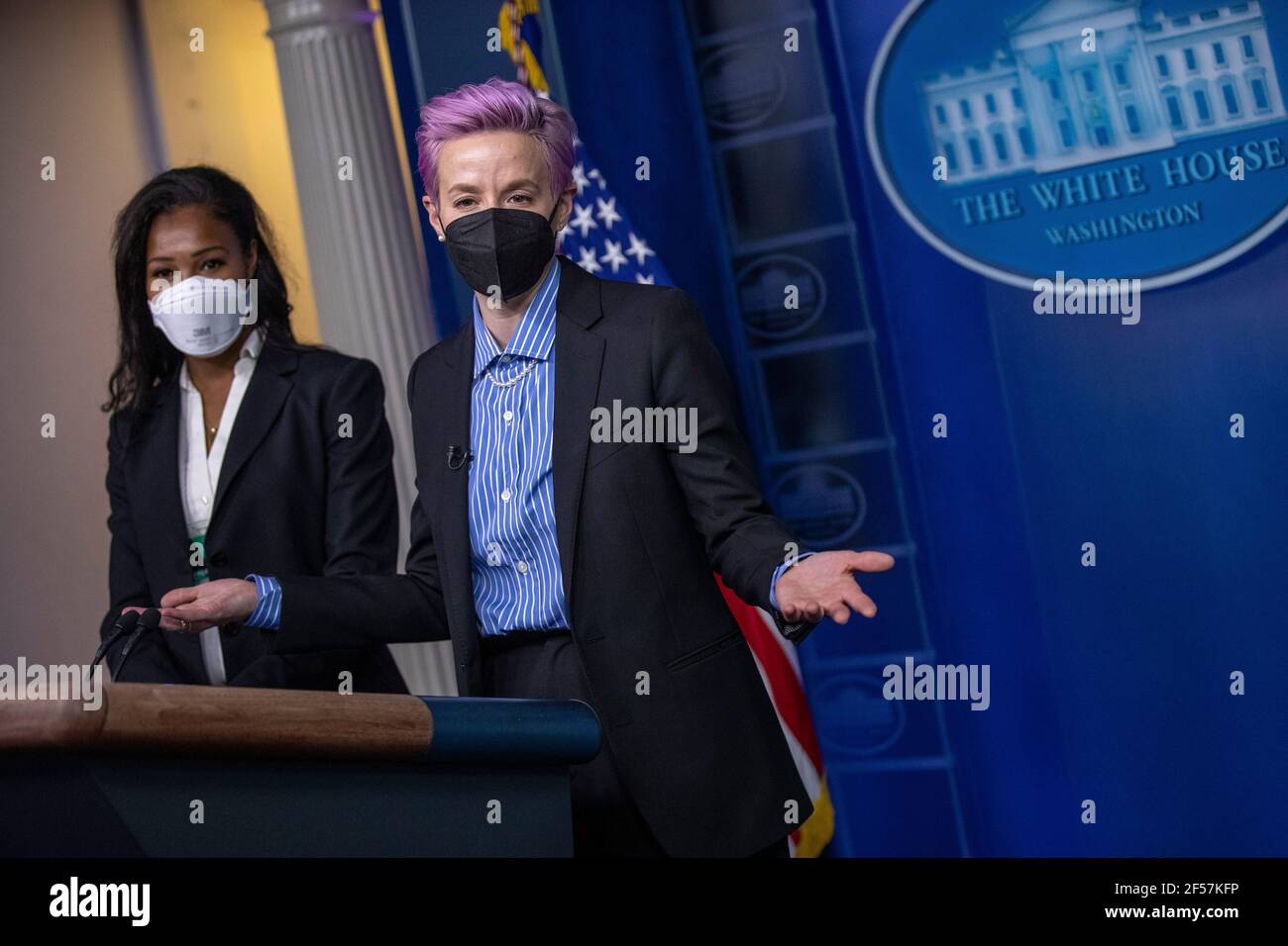 Washington, Usa. März 2021, 24th. Die amerikanischen Profifußballspieler Megan Rapinoe (R) und Margaret Purce (L) lassen sich vor der Veranstaltung auf dem Podium des Briefing-Raums fotografieren, um den Tag der Entlohnung im State Dining Room des Weißen Hauses in Washington, DC, USA, am 24. März 2021 zu feiern. Equal Pay Day markiert die zusätzliche Zeit, die es dauert eine durchschnittliche Frau in den Vereinigten Staaten, um den gleichen Lohn zu verdienen, dass ihre männlichen Kollegen im vorherigen Kalenderjahr. Quelle: SIPA USA/Alamy Live News Stockfoto