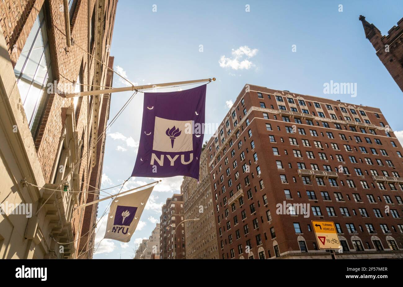 Am Sonntag, den 14. März 2021, fliegen Flaggen vor einem Studentenwohnheim der New York University auf der Fifth Avenue in Greenwich Village in New York. (© Richard B. Levine) Stockfoto