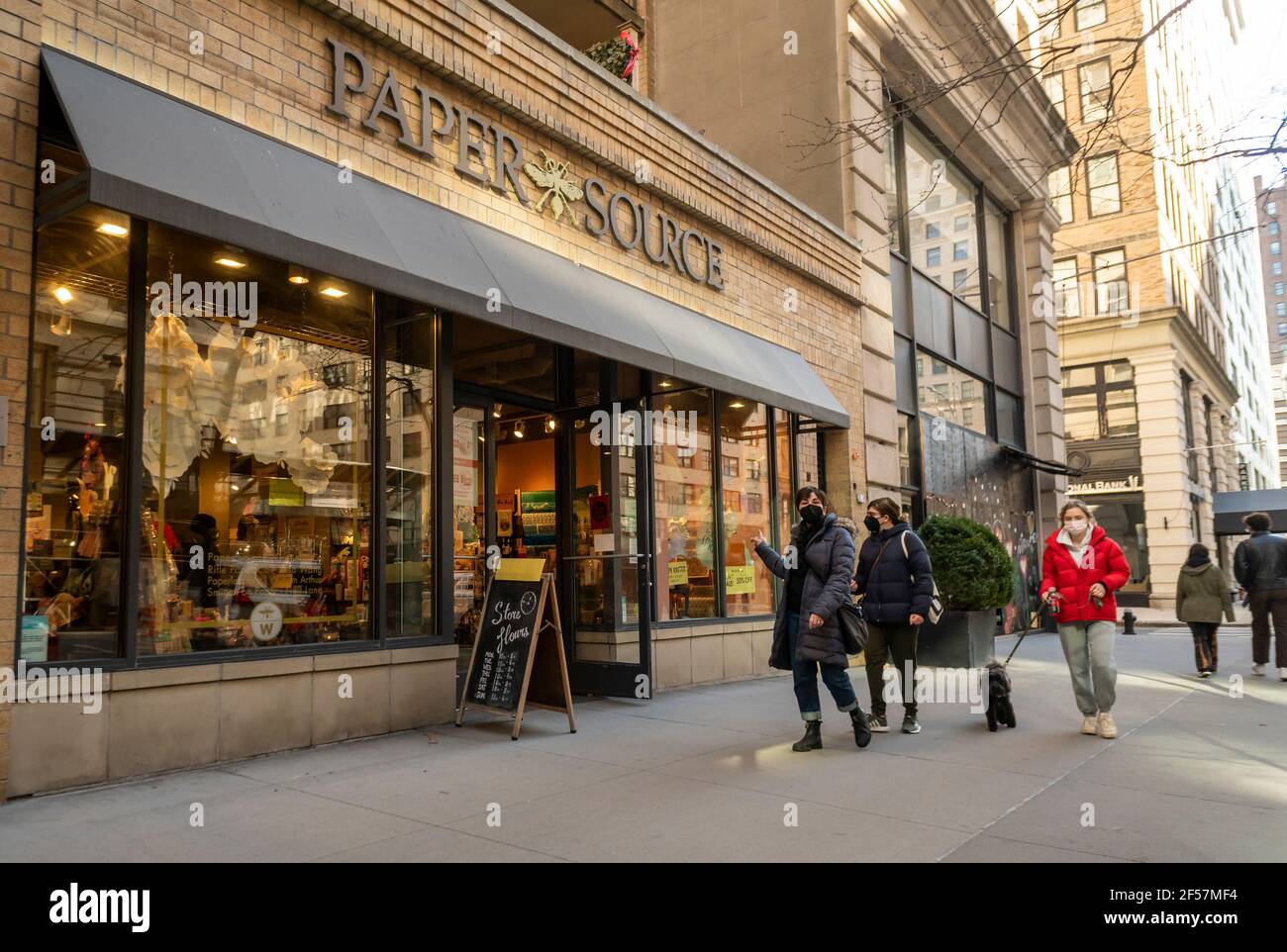 Ein Papierquellgeschäft an der Fifth Avenue im Flatiron District in New York am Samstag, 13. März 2021. Die Briefpapier-Kette vor kurzem für Kapitel 11 Insolvenzschutz effektiv verweigert Zahlung an seine Verkäufer, von denen viele kleine Frauen-Unternehmen sind eingereicht. (© Richard B. Levine) Stockfoto
