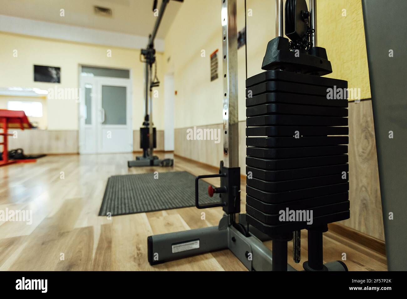Schwere Hanteln auf der Theke. Sportgeräte im Fitnessstudio. Schweres Gewicht für Sport und einen gesunden Lebensstil. Training zum Heben einer Menge Gewicht mit Stockfoto