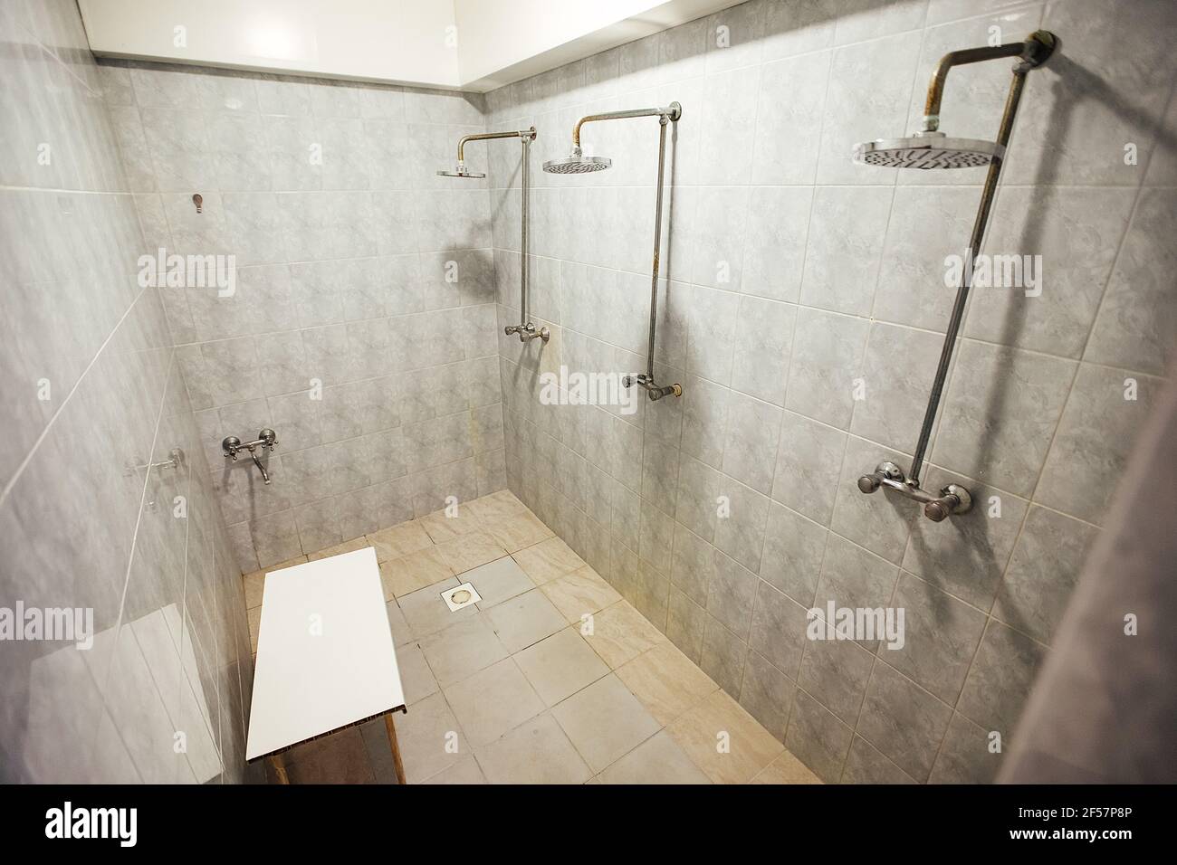 Dusche im Zimmer eines günstigen Hotels Stockfoto