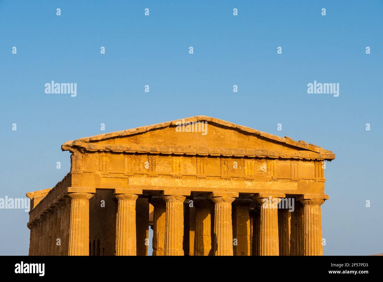 Nahaufnahme der Hauptfassade des Concordia-Tempels im frühen Morgenlicht in Agrigento, Italien Stockfoto