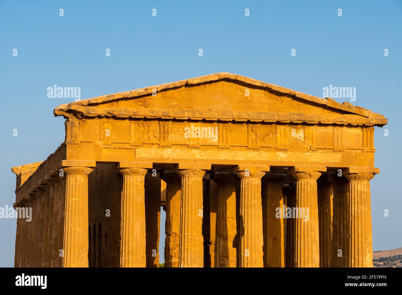 Nahaufnahme der Hauptfassade des Concordia-Tempels im frühen Morgenlicht in Agrigento, Italien Stockfoto