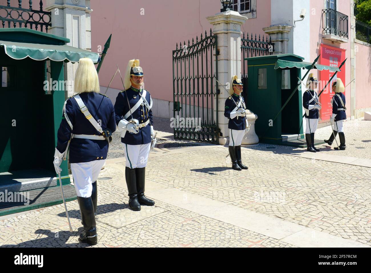 Die Wachablösung findet im Palast von Belem in Lissabon, Portugal statt. Die Zeremonie wird jeden Sonntag in den Sommermonaten durchgeführt. Stockfoto