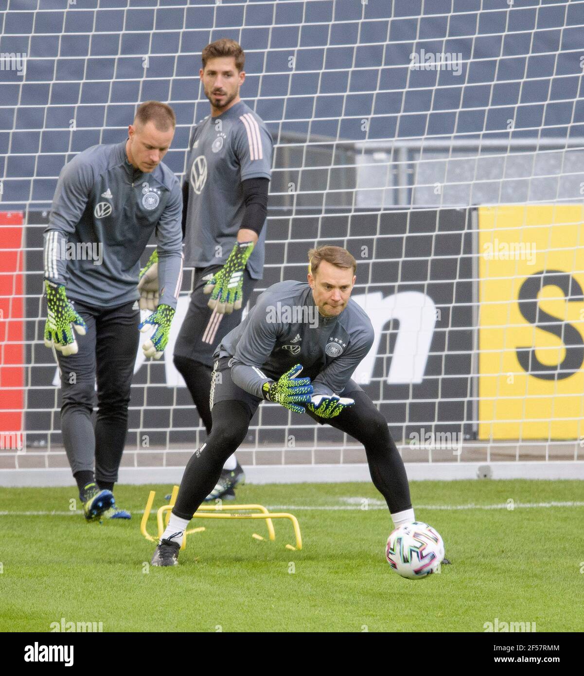 Der Goalhueter beim Aufwärmen, von links nach rechts Goalwart Marc-Andre TER STEGEN (GER), Goalwart Kevin TRAPP (GER), Goalwart Manuel NEUER (GER), Action, Training Fußball Nationalmannschaft der Männer am 23rd. März 2021 in Düsseldorf/Deutschland. â Verwendung weltweit Stockfoto