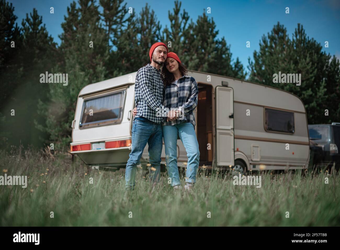 Romantisches Paar verbringt Zeit zusammen in der Nähe von Wohnwagen zu Hause. Stockfoto