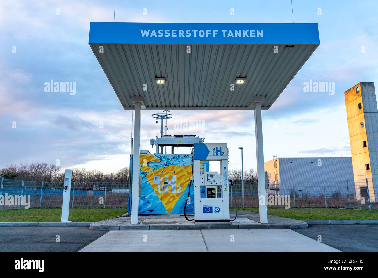 Wasserstofftankstelle im Wasserstoff-Kompetenzzentrum Hertern, H2Herten, auf dem Gelände des stillgefahrenen Kohlebergwerks Ewald in Herten, NRW. Stockfoto