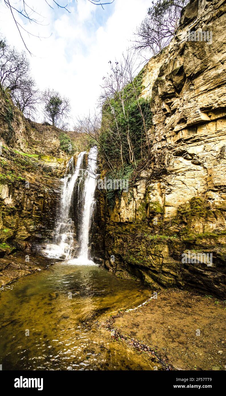 Berühmte Feigenschlucht in der Altstadt von Tiflis mit ihrem felsigen Wasserfall Im Frühling Stockfoto