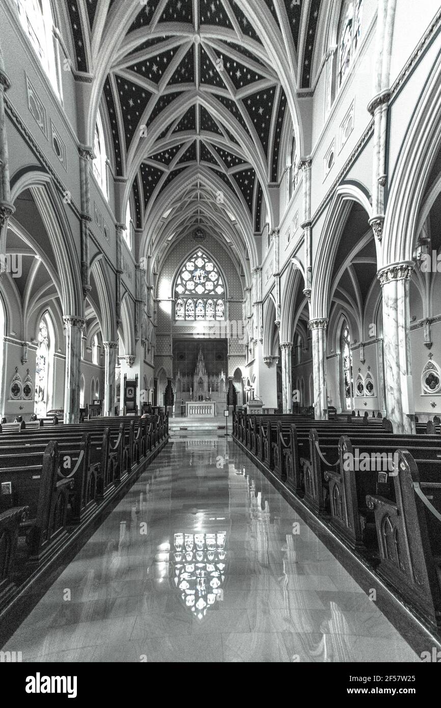Charleston, South Carolina, USA - Innere der historischen Kathedrale St. Johannes des Täufers in vertikaler Ausrichtung. Stockfoto