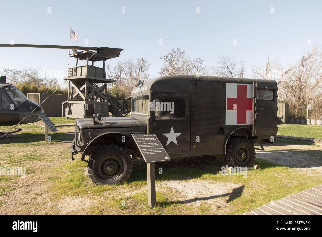 Mount Pleasant, South Carolina, USA- Rettungswagen der US-Armee bei einer Nachbildung eines Vietnam-Kriegslagers, das amerikanischen Vietnam-Soldaten am Patriots Point gewidmet ist Stockfoto