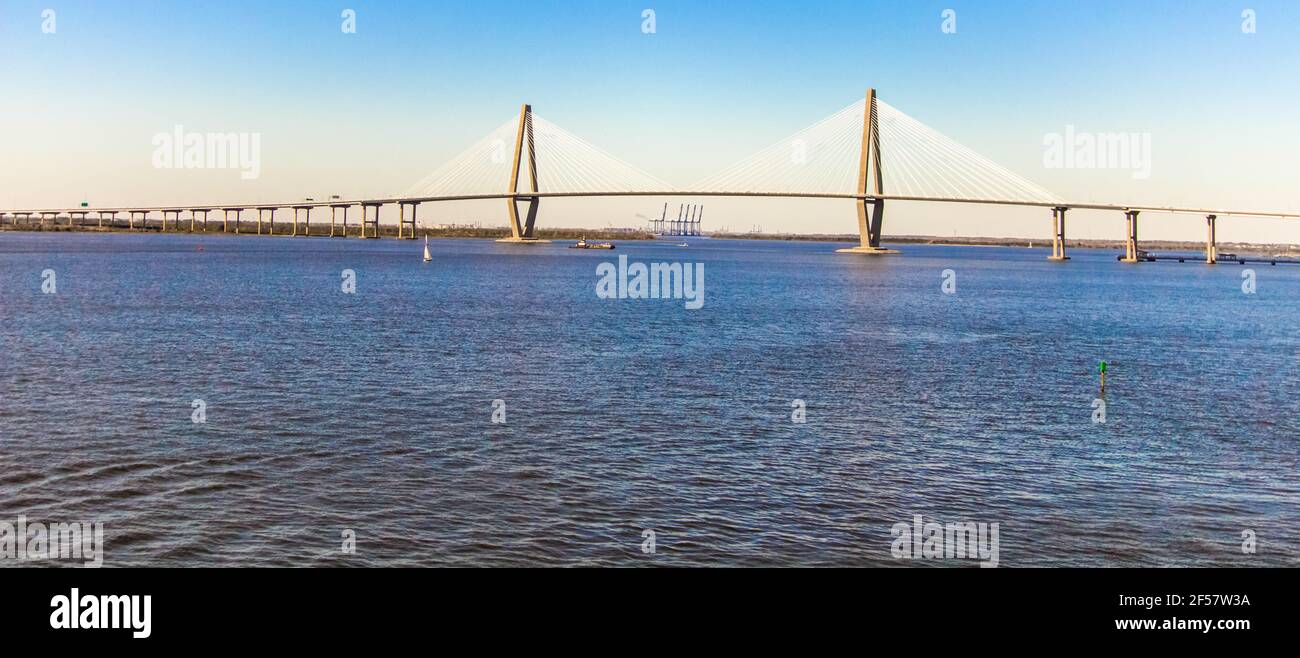 Panoramablick auf die berühmte Arthur Ravenel Bridge zwischen Mount Pleasant und Charleston, South Carolina Stockfoto
