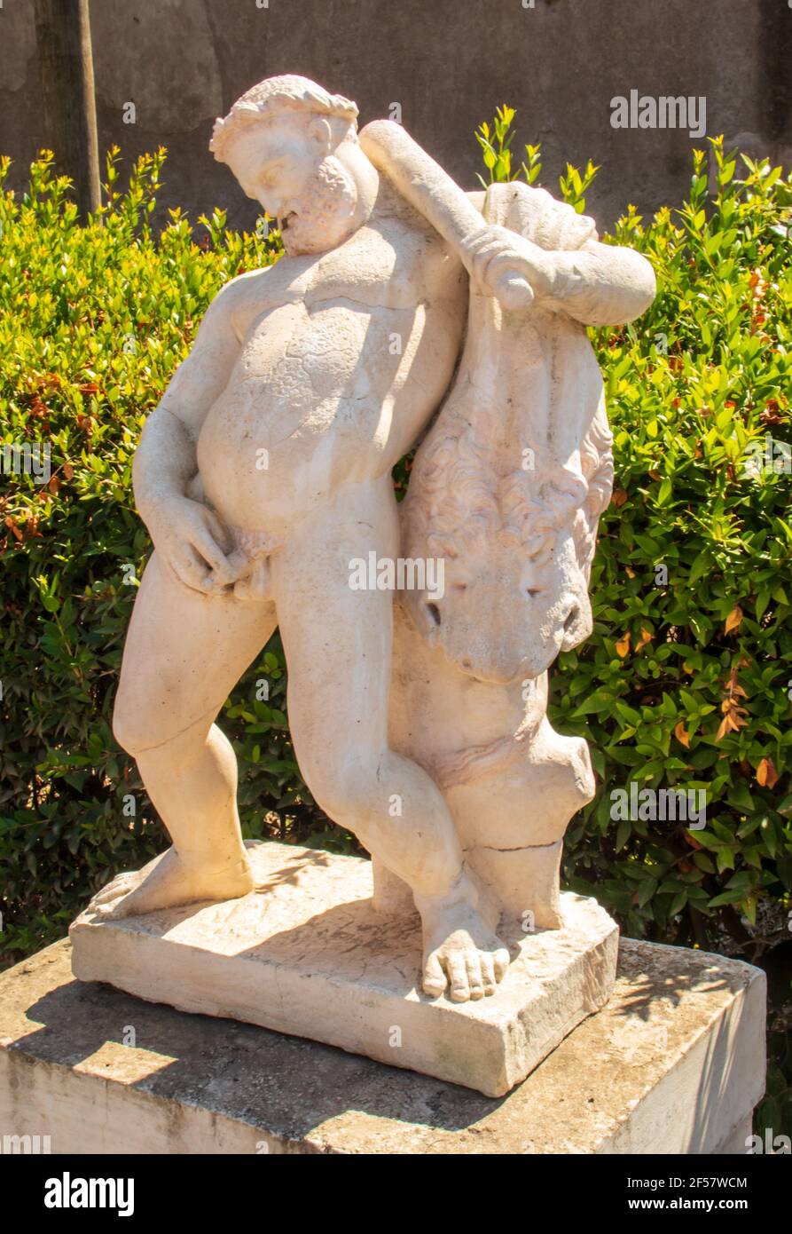 Statue des Herkules in Herculaneum, Kampanien, Italien. Die Haltung und der Ausdruck vermitteln Arroganz, Überlegenheit, Unsterblichkeit. Stockfoto