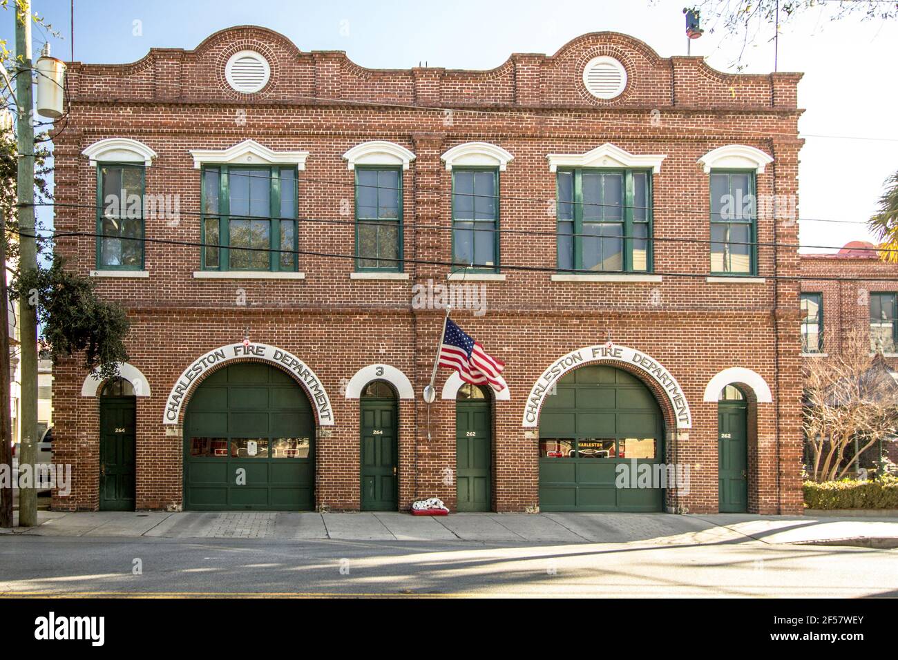 Charleston, South Carolina, USA - 23. Februar 2021: Außenansicht der historischen Charleston Feuerwehr. Das Gebäude wurde 1888 eröffnet. Stockfoto