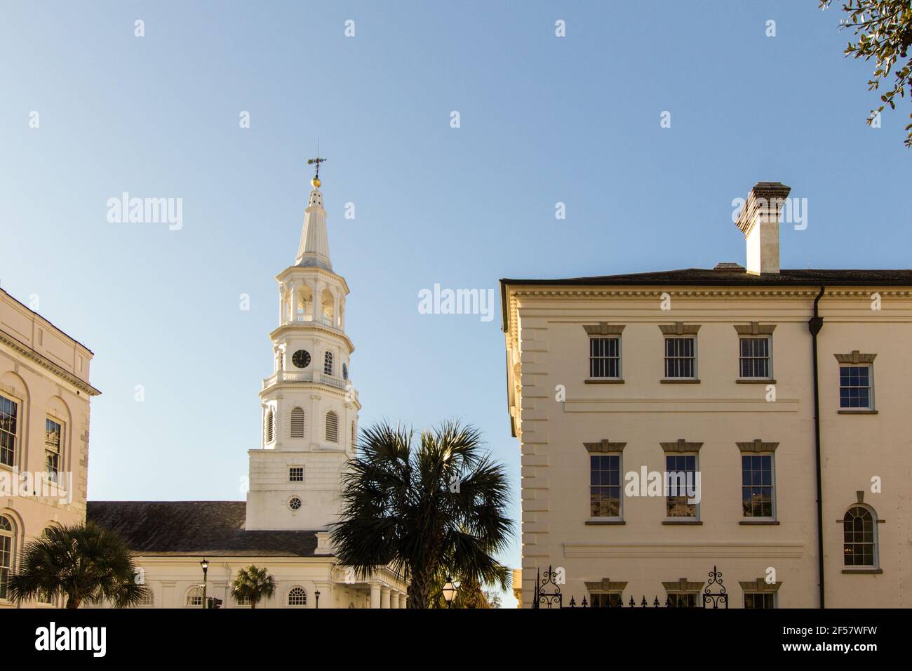 Die berühmten vier Ecken des Gesetzes in Charleston. Die Kreuzung besteht aus einer Kirche, einem Bundesgebäude, einem Bezirksgebäude und einem Stadtgebäude. Stockfoto