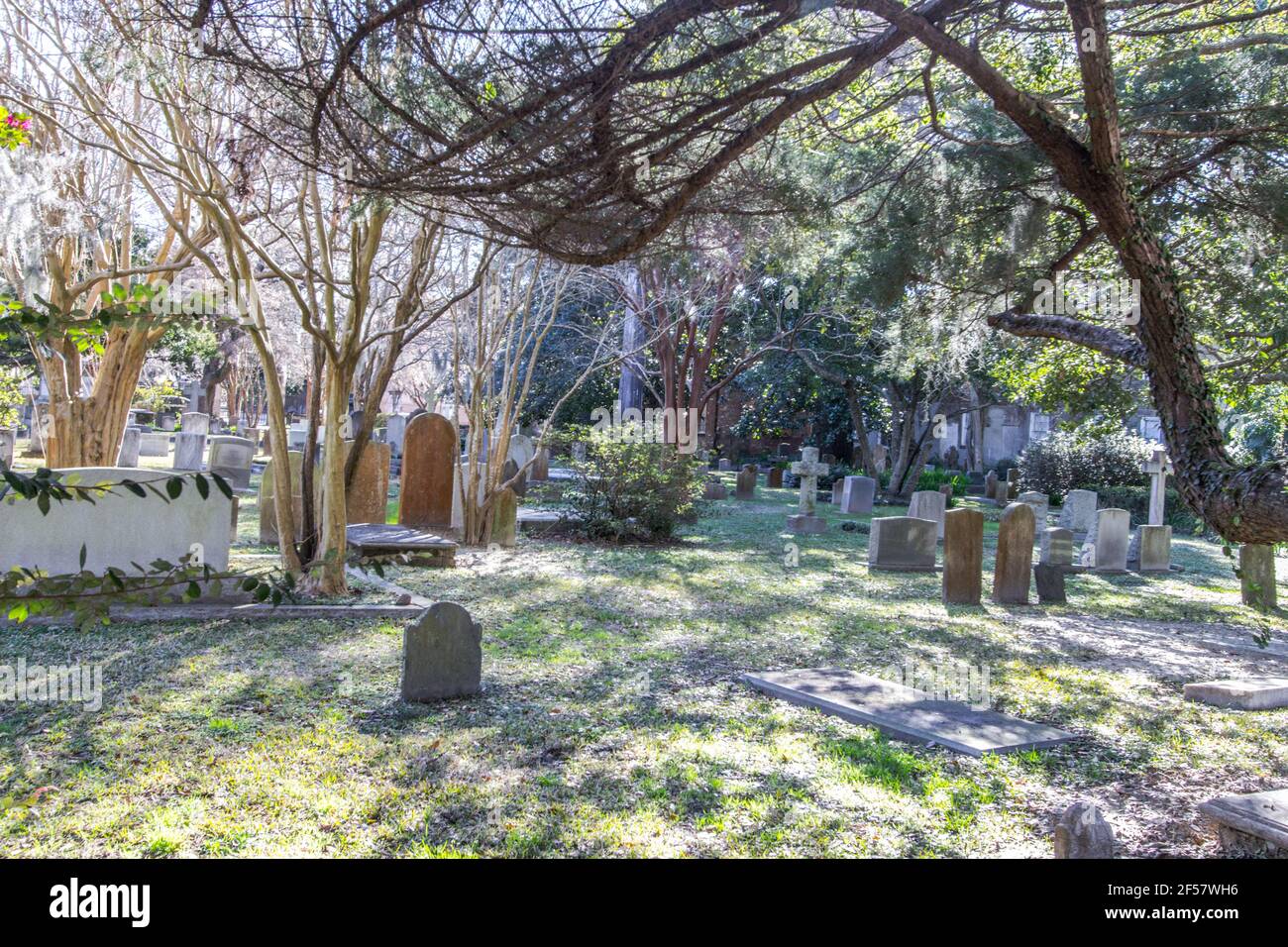 Charleston, South Carolina, USA - 23. Februar 2021: Außenansicht der Circular Congregational Church und des Friedhofs. Der Friedhof hat Gräber aus dem 17. Jahrhundert Stockfoto