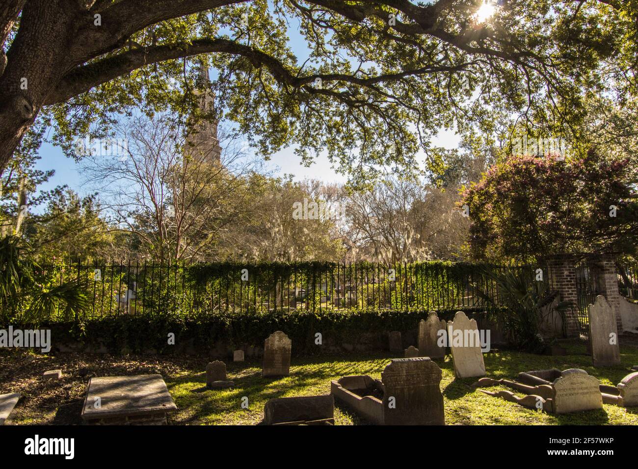 Charleston, South Carolina, USA - 23. Februar 2021: Außenansicht der Circular Congregational Church und des Friedhofs. Der Friedhof hat Gräber aus dem 17. Jahrhundert Stockfoto