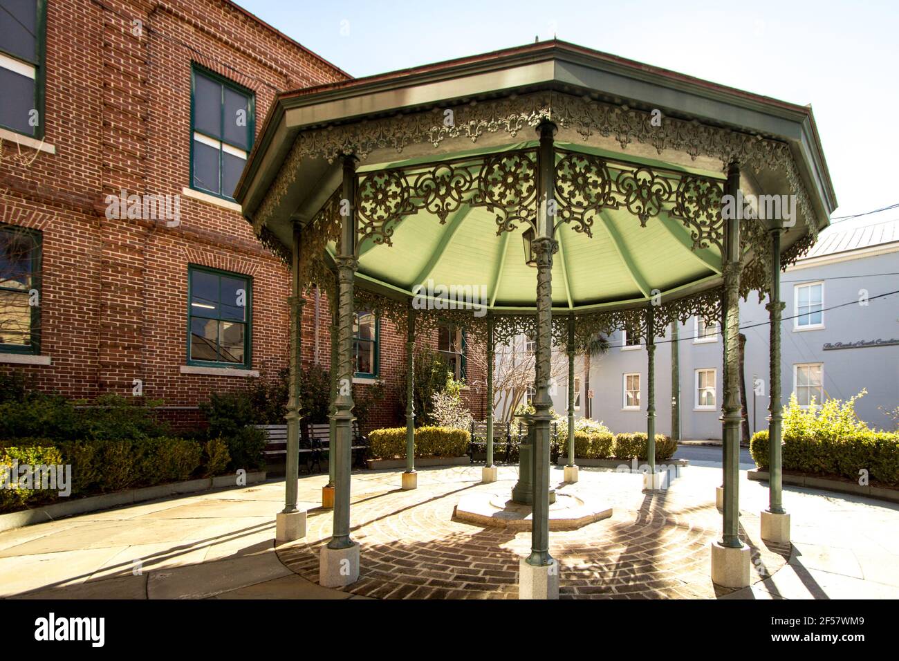 Charleston, South Carolina, USA - 23. Februar 2021: Kunstvoller Pavillon mit schmiedeeisernem Design in einem Stadtpark von Charleston, South Carolina. Stockfoto