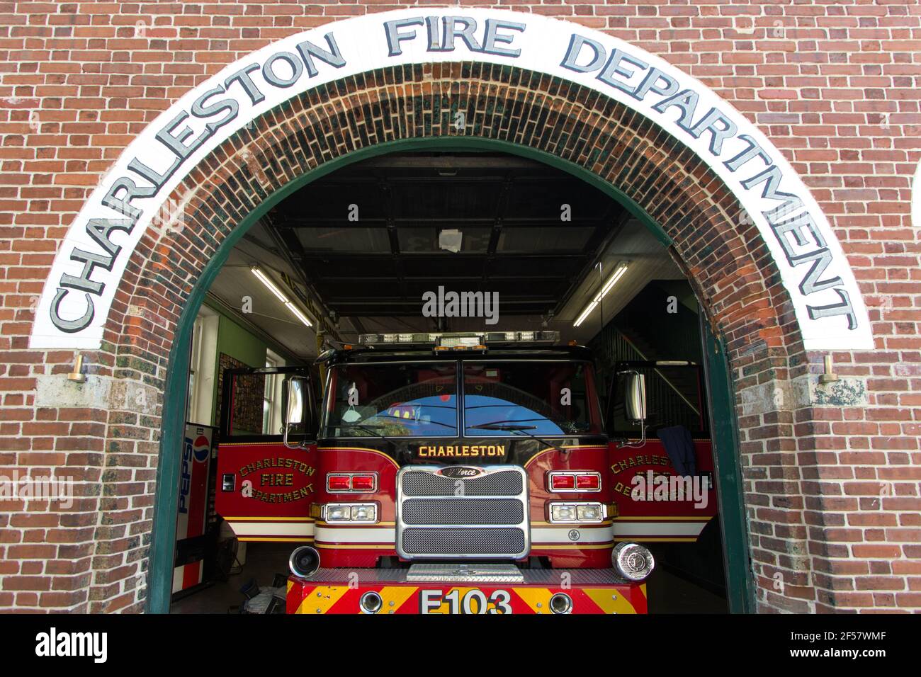 Charleston, South Carolina, USA - Außenansicht der historischen Charleston Feuerwehr mit Feuerwehrmotor. Das Gebäude wurde 1888 eröffnet. Stockfoto