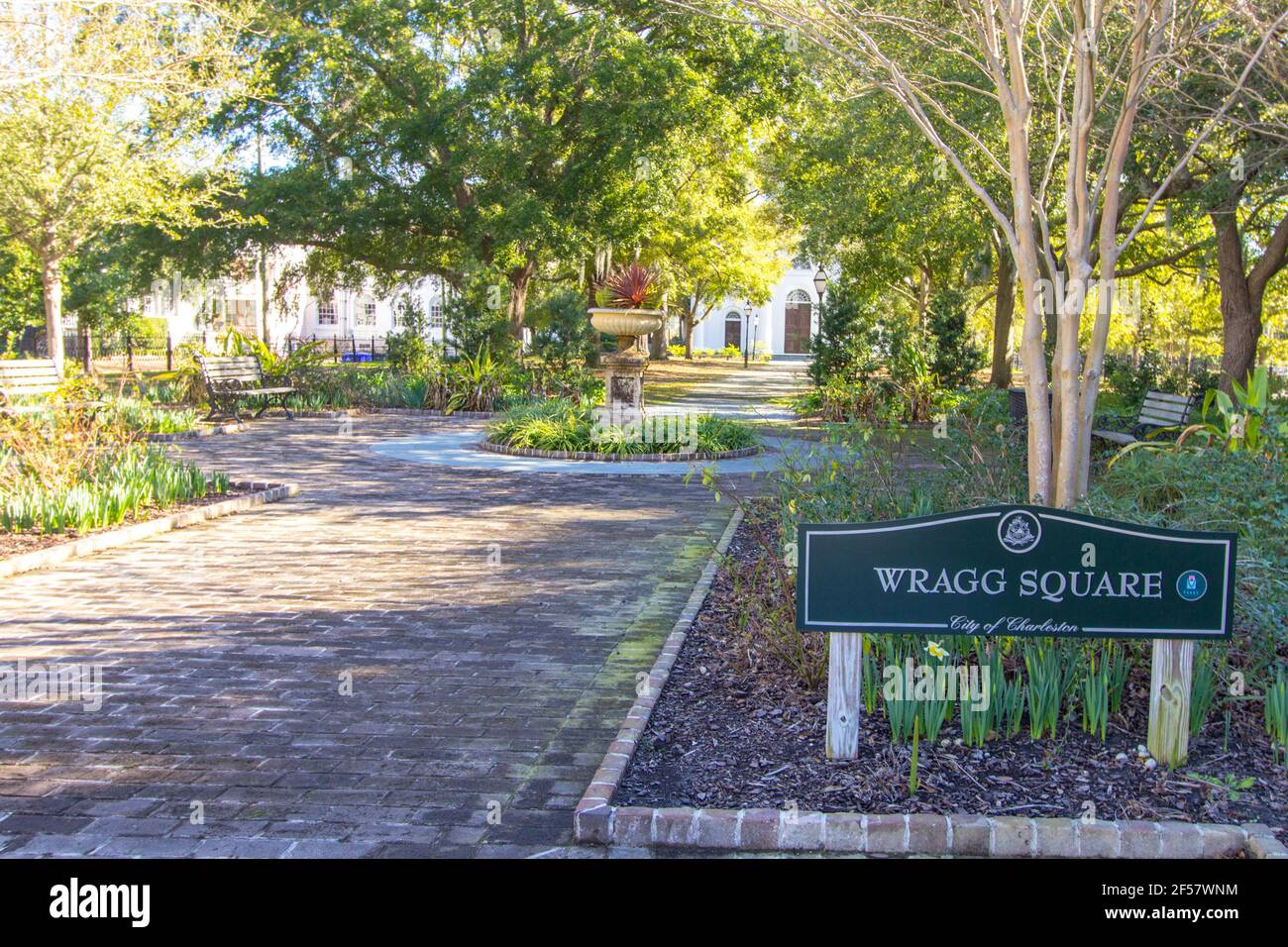 Charleston, South Carolina, USA - Eingang zum Wragg Square Park im historischen Stadtzentrum von Charleston, South Carolina Stockfoto