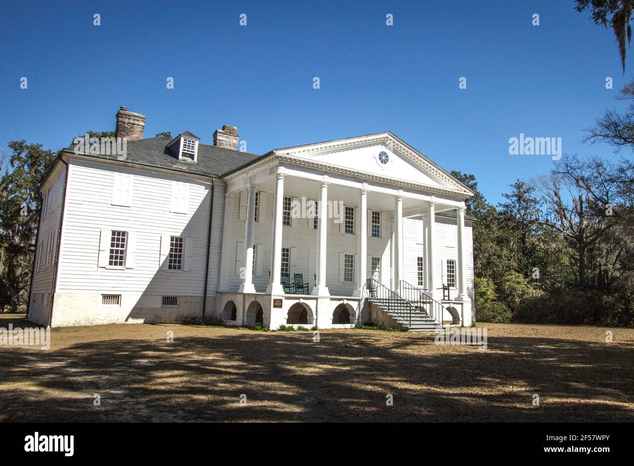 Außenansicht des historischen Hampton Plantation. Das angeblich heimgesuchte Herrenhaus im Vorkriegsstil ist das Herzstück eines South Carolina State Park. Stockfoto