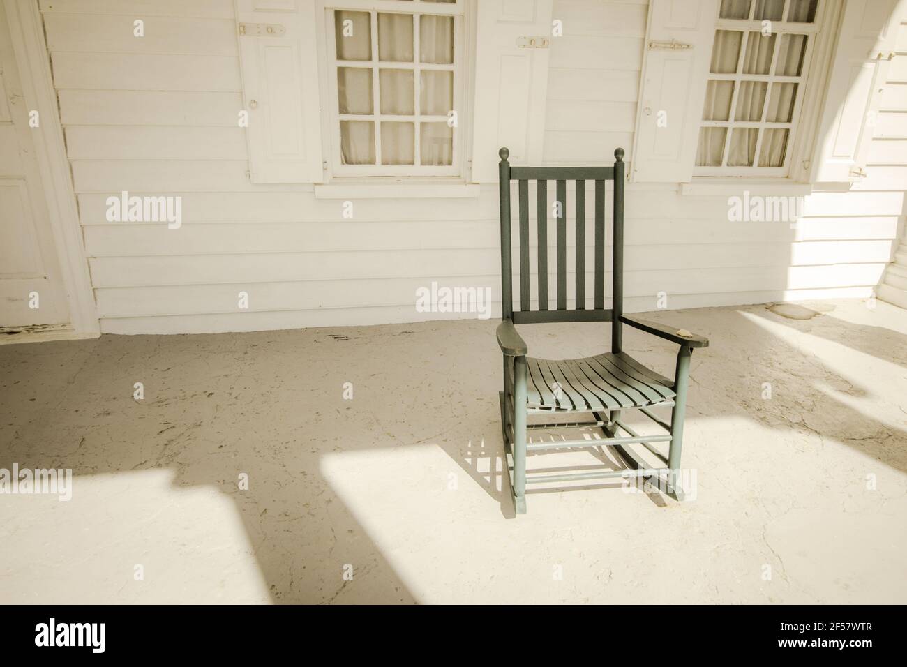 Ein leerer Schaukelstuhl auf der Veranda mit Kopierplatz. Stockfoto