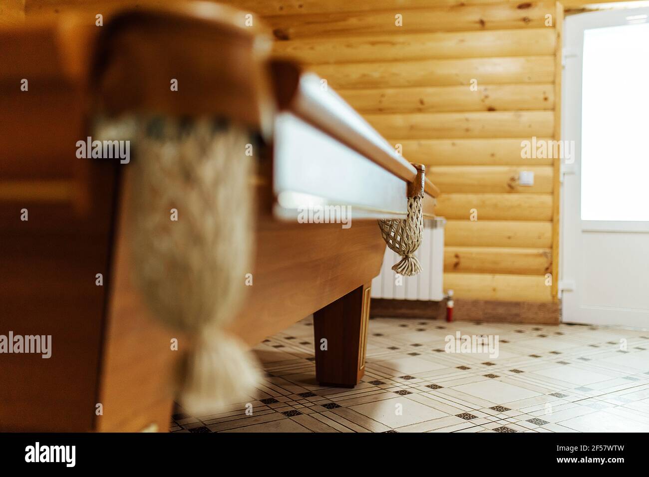 Billardtisch in der Sauna. Erholung und sportliche Unterhaltung Sport-Unterhaltung während Ihres Urlaubs. Holztisch mit grünen Tuch in einem privaten Hou Stockfoto