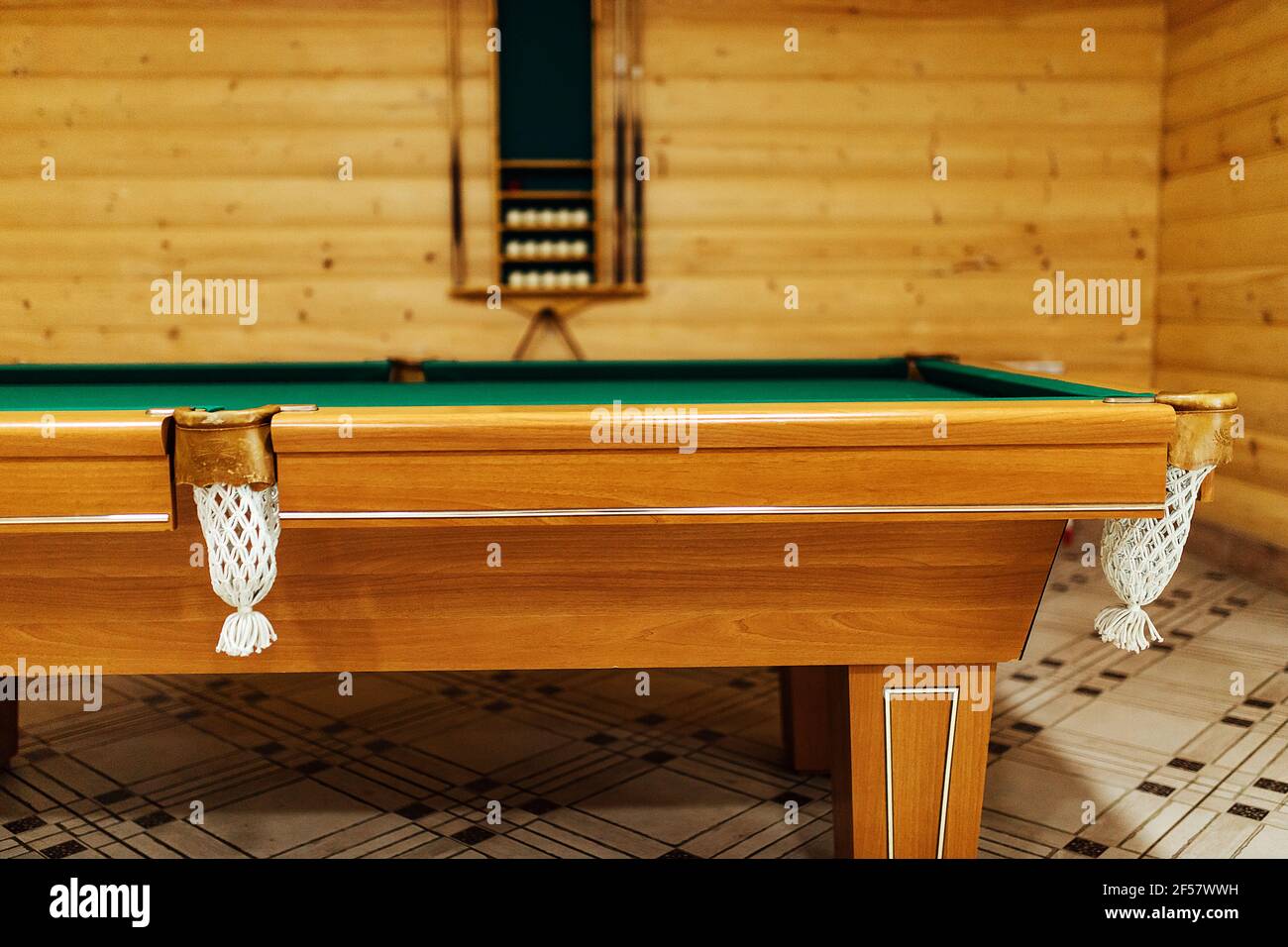 Billardtisch in der Sauna. Erholung und sportliche Unterhaltung Sport-Unterhaltung während Ihres Urlaubs. Holztisch mit grünen Tuch in einem privaten Hou Stockfoto