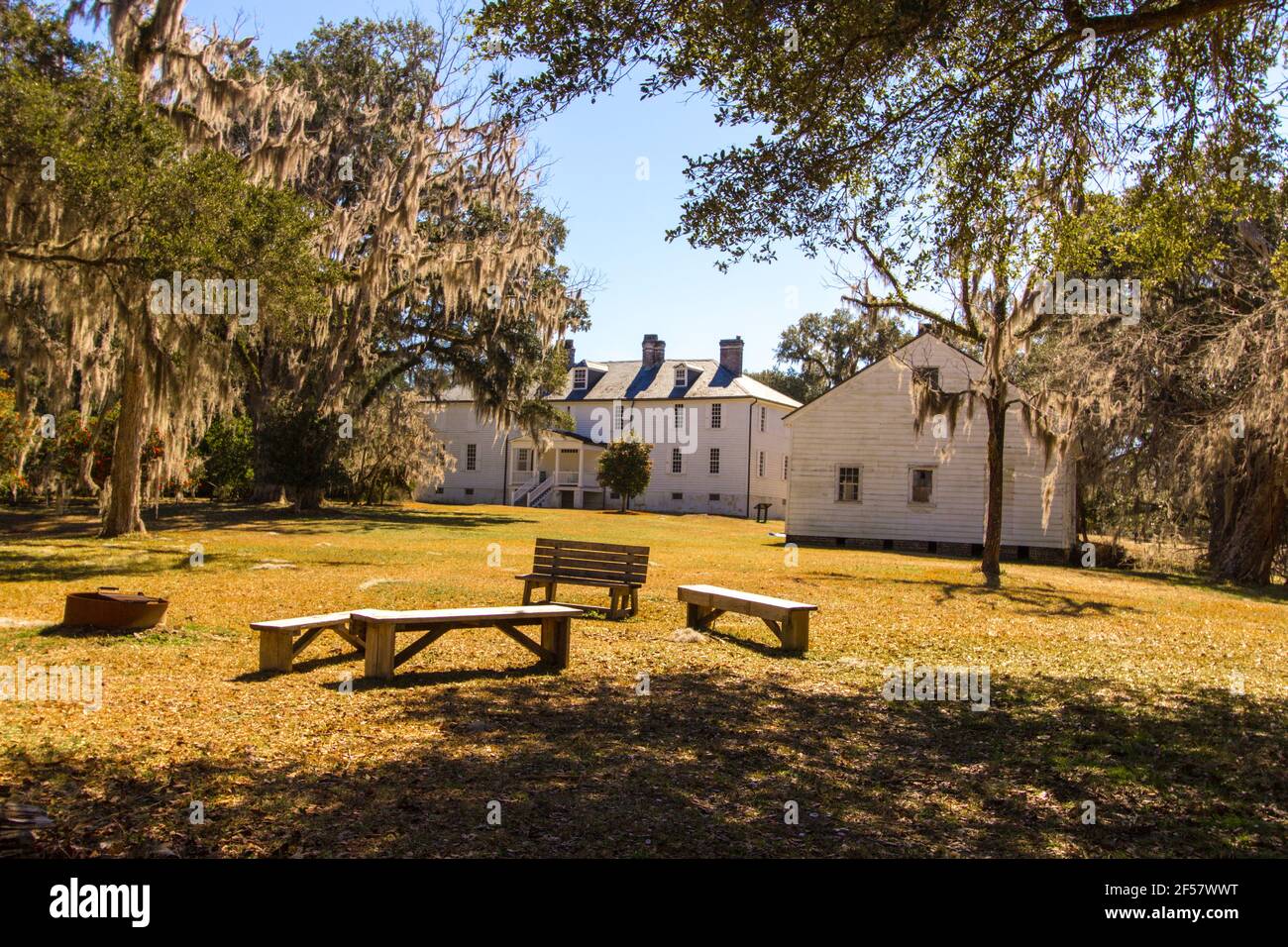 Außenansicht des historischen Hampton Plantation. Das angeblich heimgesuchte Herrenhaus im Vorkriegsstil ist das Herzstück eines South Carolina State Park. Stockfoto