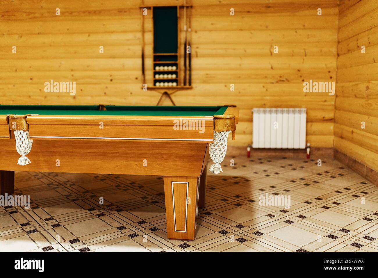 Billardtisch in der Sauna. Erholung und sportliche Unterhaltung Sport-Unterhaltung während Ihres Urlaubs. Holztisch mit grünen Tuch in einem privaten Hou Stockfoto