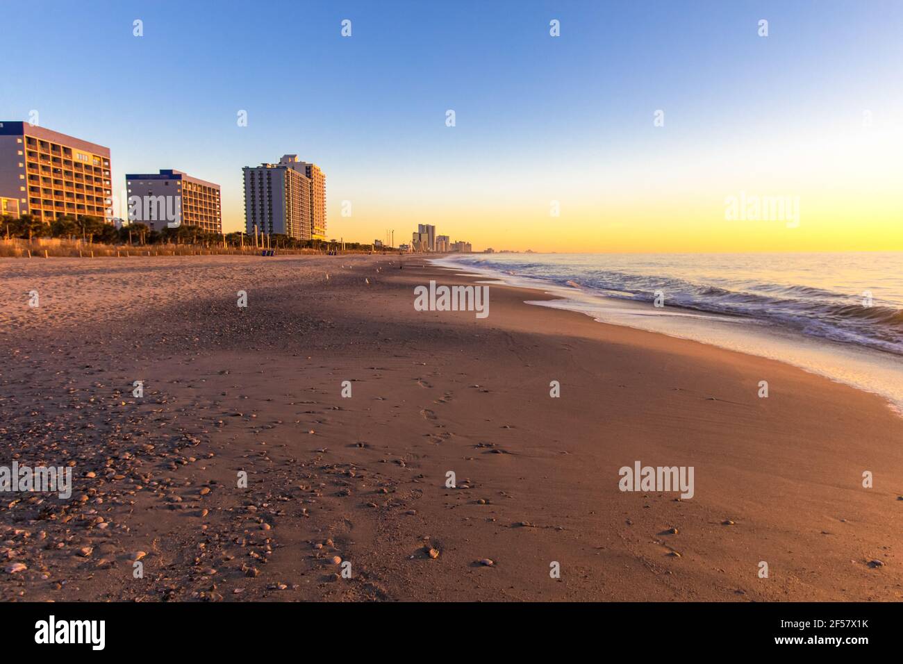 Myrtle Beach City Skyline bei Sonnenaufgang am breiten Sandstrand der Atlantikküste. Stockfoto