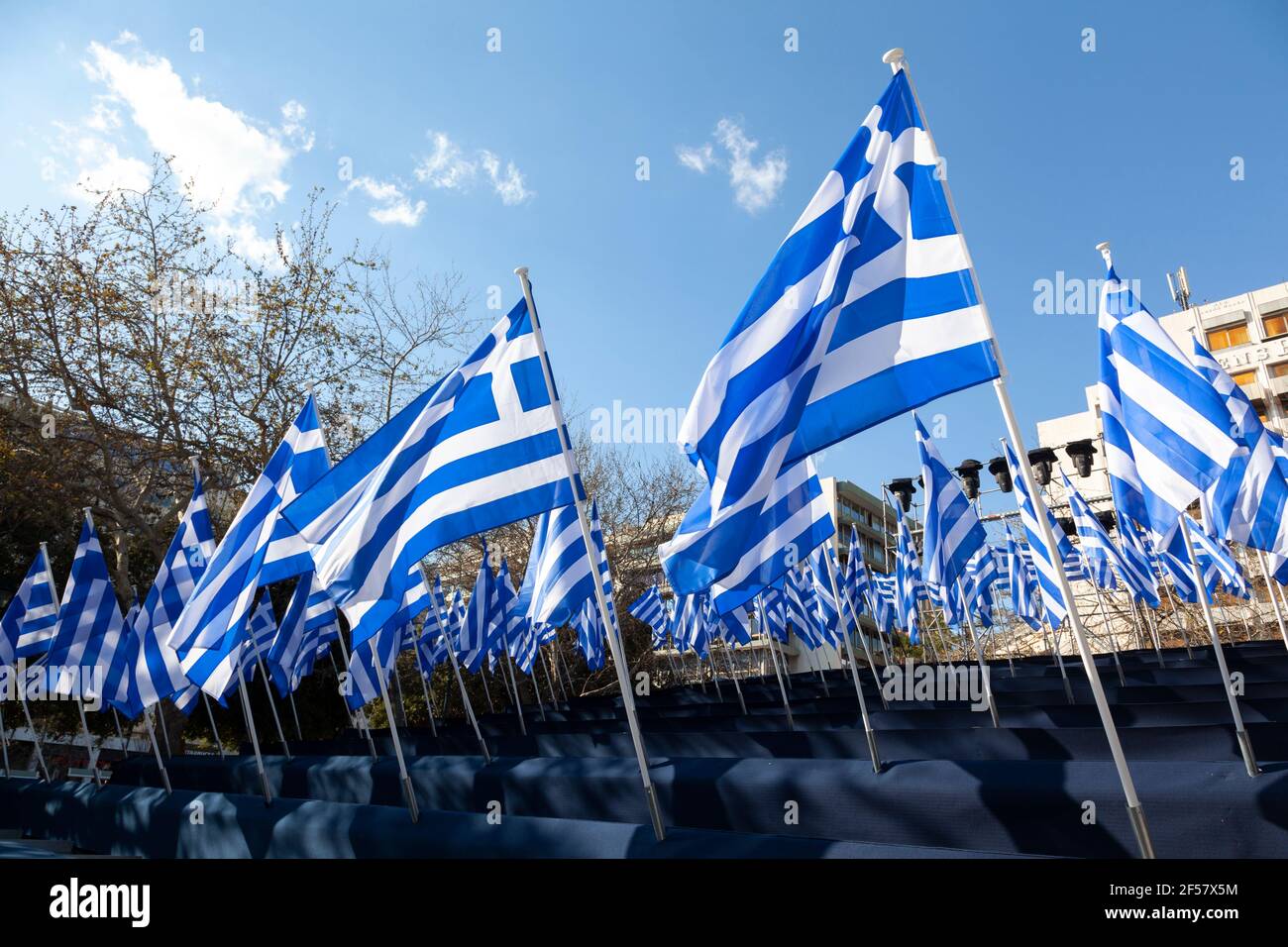 Griechische Flaggen schwenken auf dem Syntagma-Platz in Athen, Griechenland, während der Feierlichkeiten zum 200. Jahrestag des griechischen Unabhängigkeitstages (25th 1821.-2021. März). Stockfoto