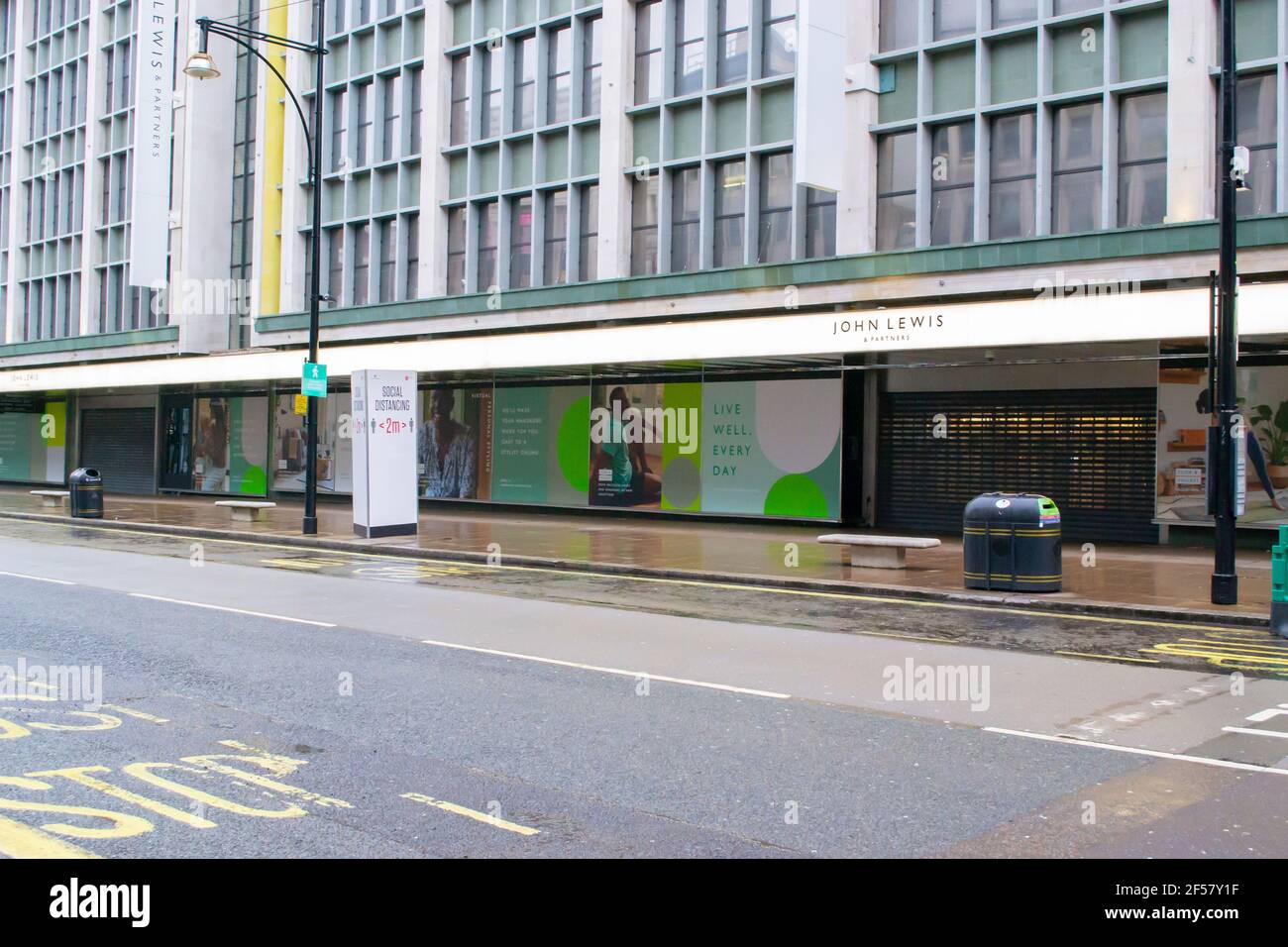 FULHAM, LONDON, ENGLAND- 17. Februar 2021: John Lewis auf der Oxford Street, während der letzten Sperre geschlossen Stockfoto