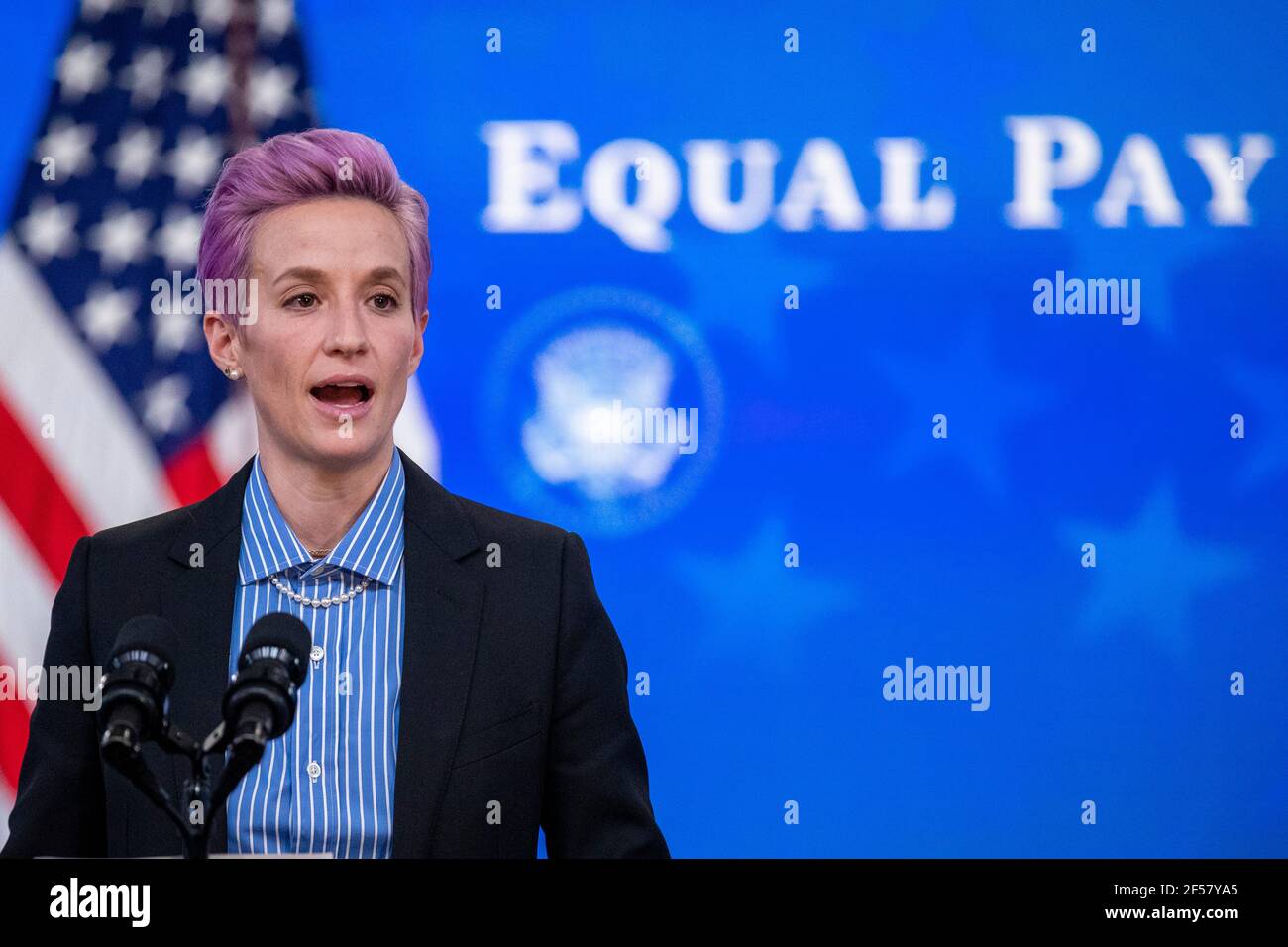 Washington, DC, USA. März 2021, 24th. Megan Rapinoe, von der US-Fußball-Frauen-Nationalmannschaft, hält Bemerkungen während einer Veranstaltung zum Tag des gleichen Entgelts im State Dining Room des Weißen Hauses in Washington, DC, USA, 24. März 2021. Equal Pay Day markiert die zusätzliche Zeit, die eine durchschnittliche Frau in den Vereinigten Staaten braucht, um den gleichen Lohn zu verdienen, den ihre männlichen Kollegen im vorherigen Kalenderjahr gemacht haben.Kredit: Shawn Thew/Pool via CNP Credit: dpa/Alamy Live News Stockfoto