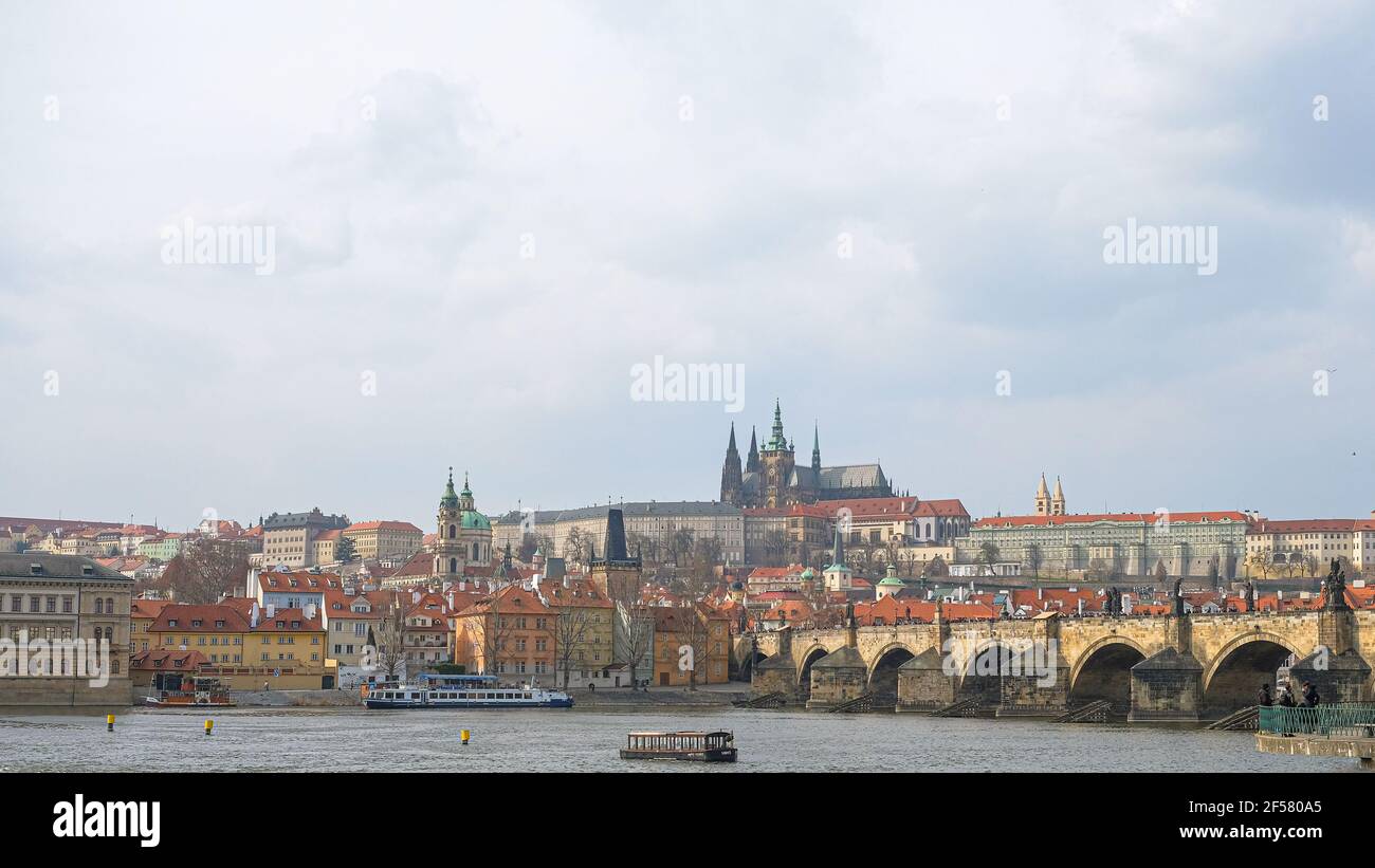 Landschaftsansicht der berühmten Prager Flussufer mittelalterlichen Gebäuden, europäischen Sehenswürdigkeiten, Reiseziele Stockfoto