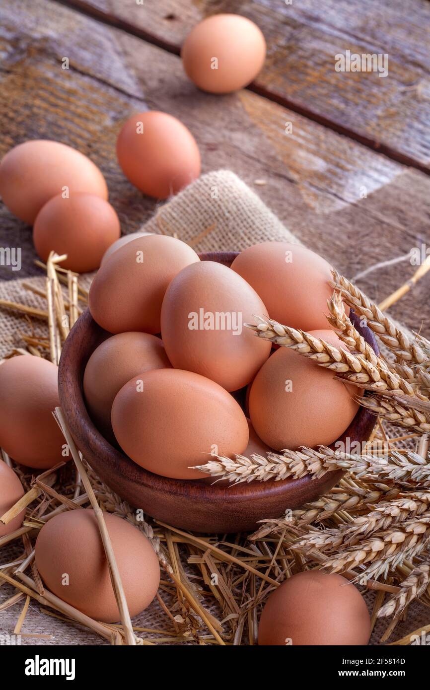 Eier in einer Holzschale auf Leinenleinwand Stockfoto