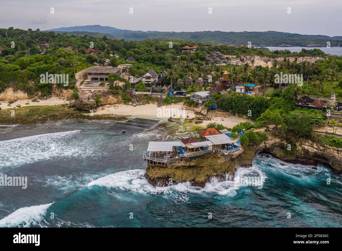 Dramatische Luftaufnahme des Mahana Point auf dem zerklüfteten Küste der Insel Ceningan in der Provinz Bali in Indonesien In Südostasien Stockfoto