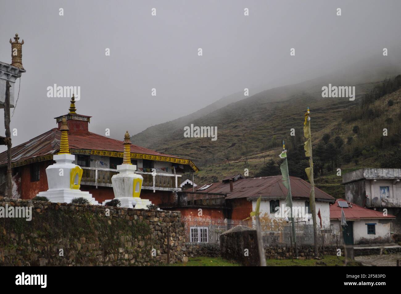 Buddhistische Kloster und traditionelle tibetische Stupa oder Choten, Denkmal in der Regel mit heiligen Reliquien Stockfoto