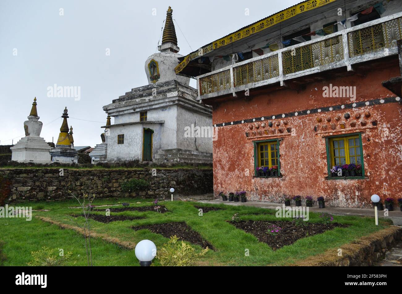 Rot gefärbte buddhistische Kloster und traditionelle tibetische Stupa oder Choten, Denkmal in der Regel mit heiligen Reliquien Stockfoto