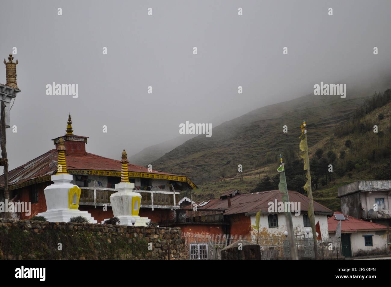 Buddhistische Kloster und traditionelle tibetische Stupa oder Choten, Denkmal in der Regel mit heiligen Reliquien Stockfoto