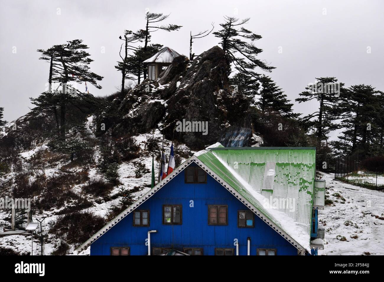 Ferienhaus bedeckt mit Schnee in einem abgelegenen Dorf von Darjeeling Stockfoto