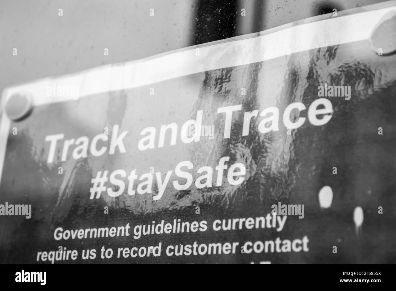 Track and Trace #StaySafe Poster in einem Schaufenster Stockfoto