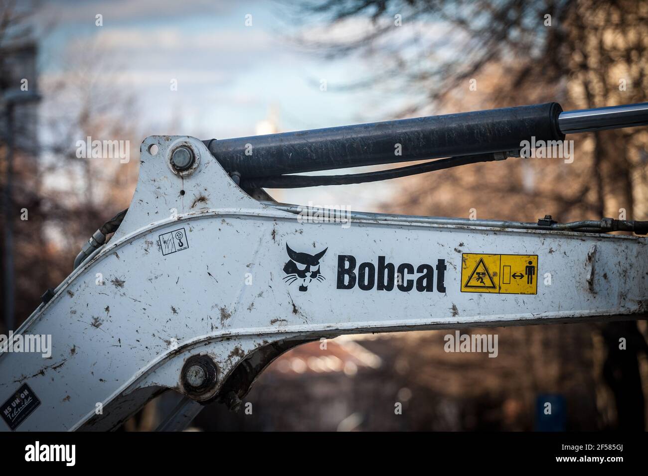 BELGRAD, SERBIEN - 6. MÄRZ 2021: Bobcat-Logo auf einem ihrer Maschinenmotoren, einem Bagger, auf einer Baustelle in Belgrad. Bobcat Unternehmen ist ein Stockfoto