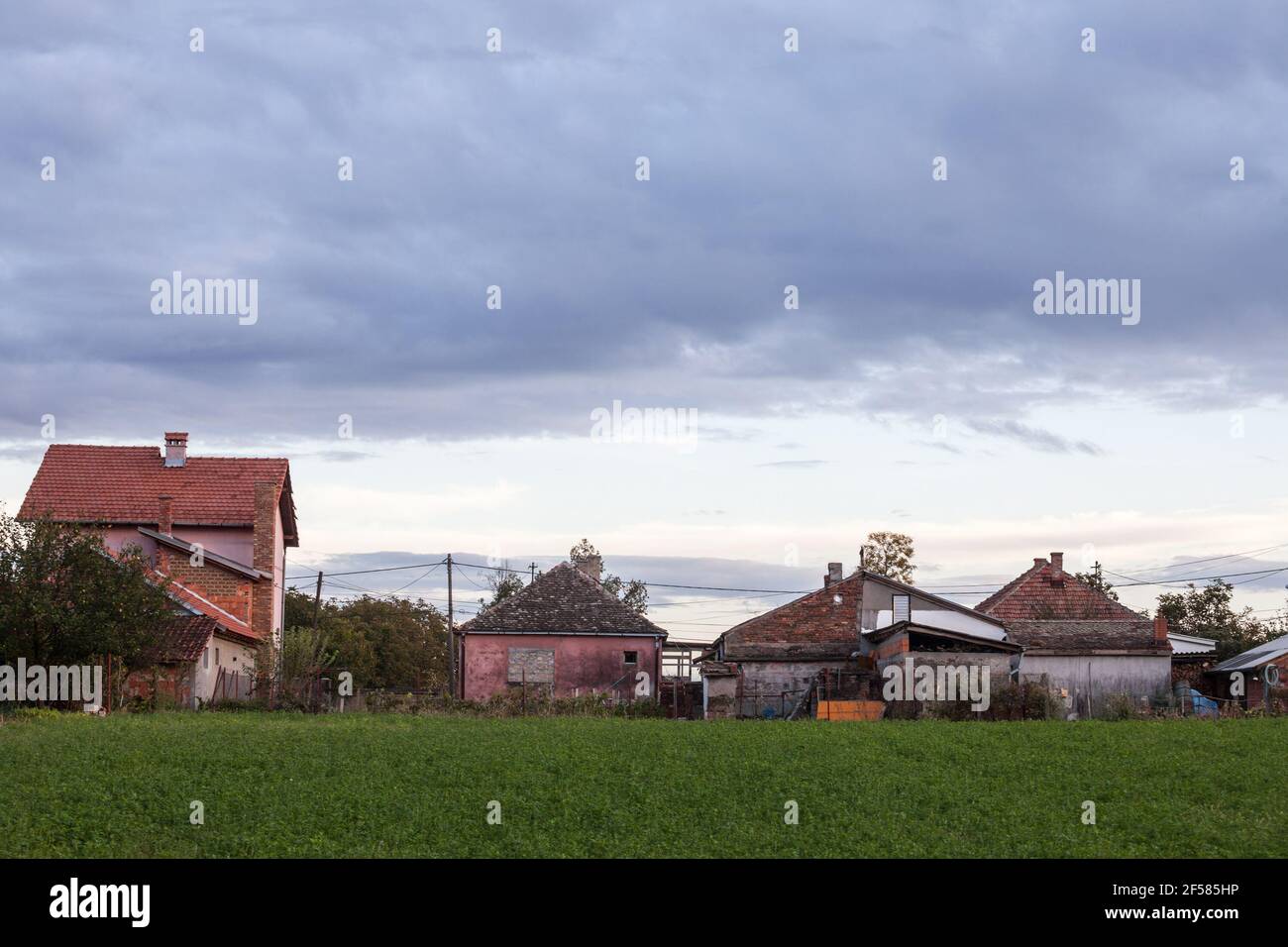 Im Herbst in Ovca, einer ländlichen Siedlung in der Nähe von Belgrad, Serbien, in einem Dorf bei Sonnenuntergang. Bild eines unbefestigten Ro Stockfoto