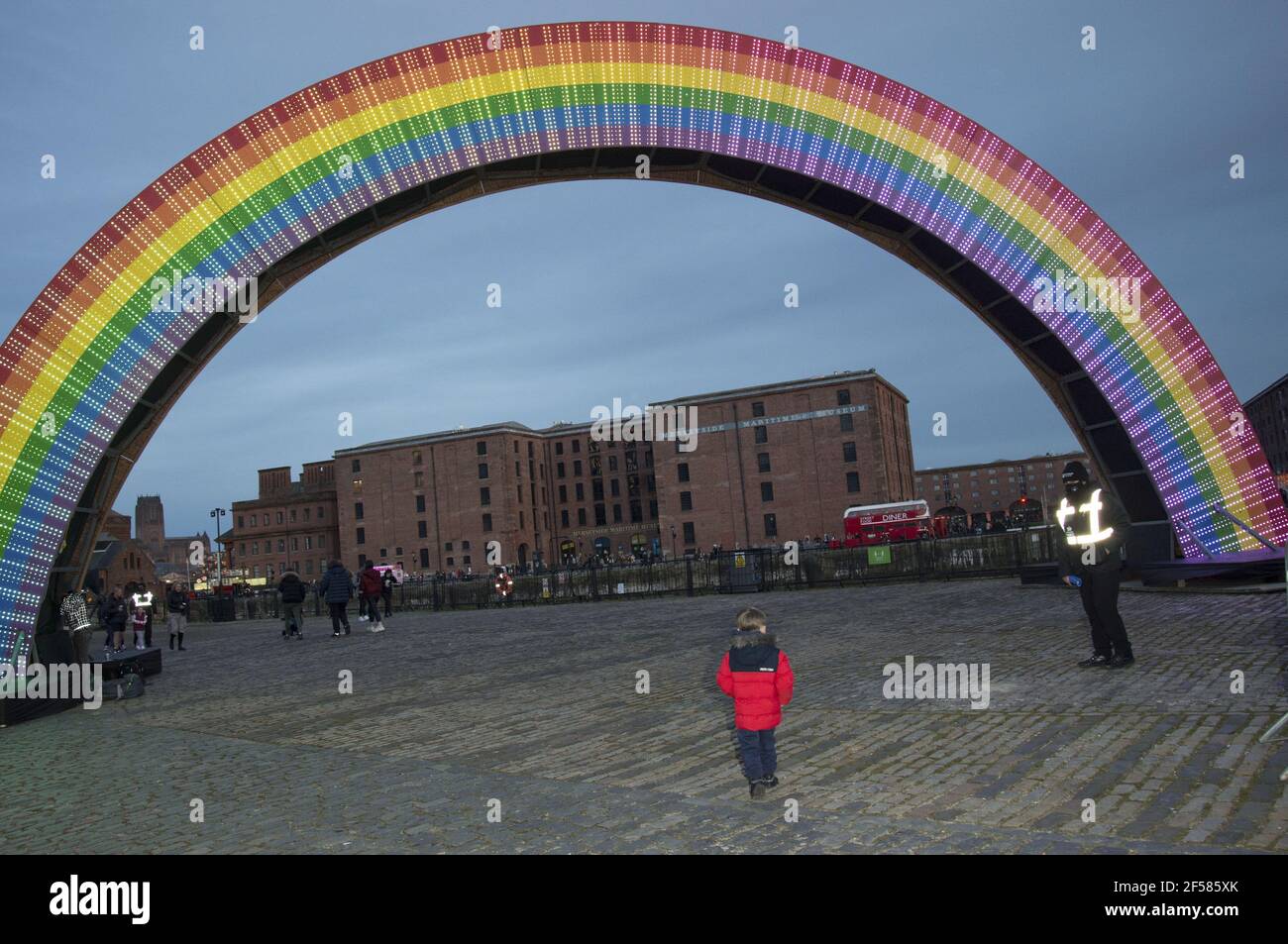 Liverpool, Großbritannien. März 2021, 24th. Die Rainbow Bridge ist Teil des "River of Light" Programms 2021 und wurde in Zusammenarbeit mit dem National Museums Liverpool nach Liverpool gebracht - für alle Details zu diesem Jahr "River of Light", besuchen Sie die spezielle Seite. Rainbow Bridge ist eine 75 Fuß lange, 30 Fuß hohe, 4 Fuß tiefe begehbare Regenbogenskulptur, gebaut aus 15.000 Pfund Stahl und Holz, bedeckt mit über 25.000 programmierbaren LEDs. Es zeigt Dutzende von Animationen, klangreaktive Muster und Interaktivität. Kredit: SPP Sport Presse Foto. /Alamy Live Nachrichten Stockfoto